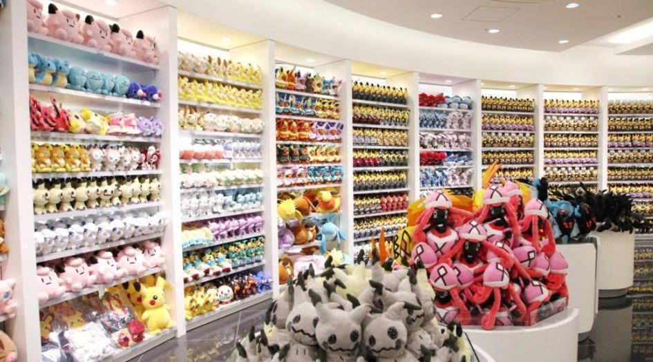 Pokémon center con una gran variedad de sus excelentes productos peluches