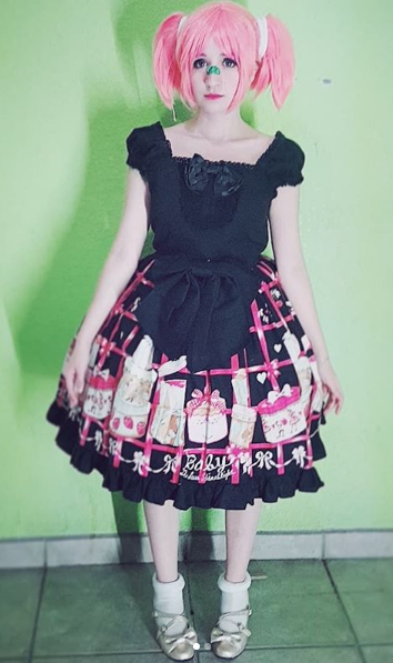 Claudia Sanchan vistiendo un vestido lolita