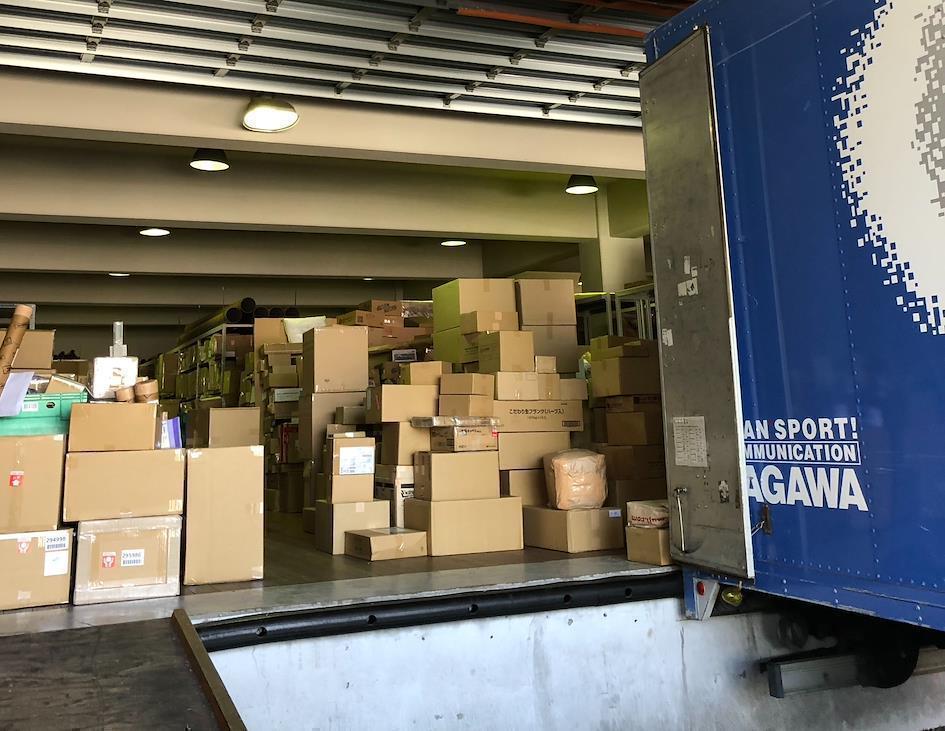 荷受けをするトラック - 門真倉庫
