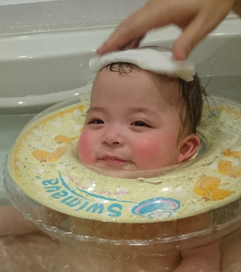 Круг на шею с месяца. Круг для купания новорожденных. Ванна для купания новорожденных в круге. Купание ребенка с кругом на шее. Круг на голову для купания новорожденных.