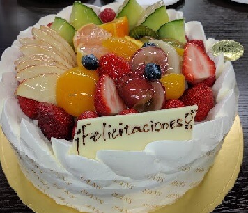 pastel de crema y frutillas de felicitación por abrir ZenMarket en español