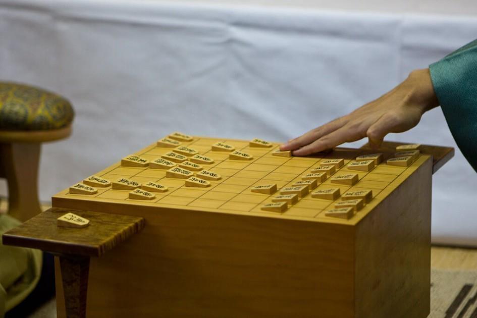tablero de ajedrez japonés shogi en mitad de una partida
