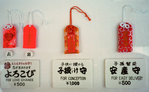 Omamori giá tại một ngôi đền