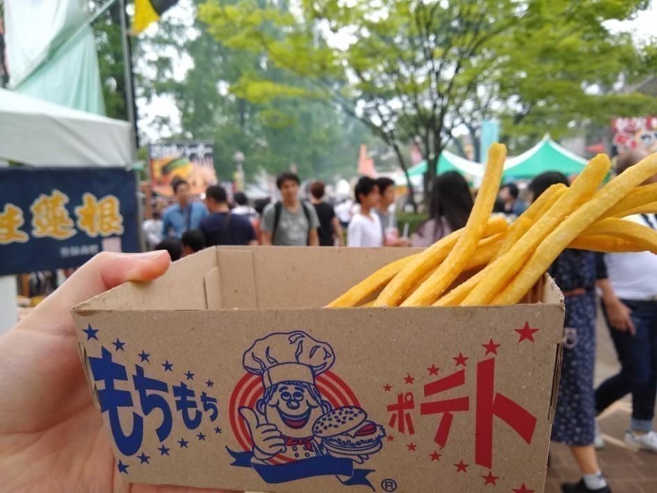 Patatas mochi mochi en un festival de verano japonés